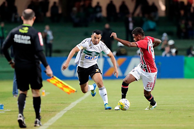 O lateral-direito Ceará em ação no Couto Pereira, durante o complicado confronto com o São Paulo. | Albari Rosa/Gazeta do Po vo
