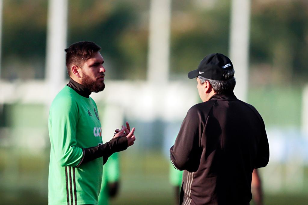 Ortega conversa com o técnico Gilson Kleina no treino dessa terça-feira (31). Paraguaio ainda não fez gols pelo Coritiba. | Albari Rosa/Gazeta do Povo