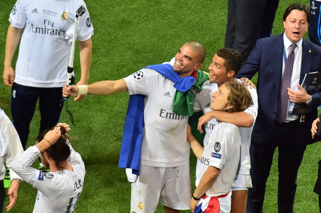 Selfie de Pepe, Cristiano Ronaldo e o croata Modric | GIUSEPPE CACACE/AFP