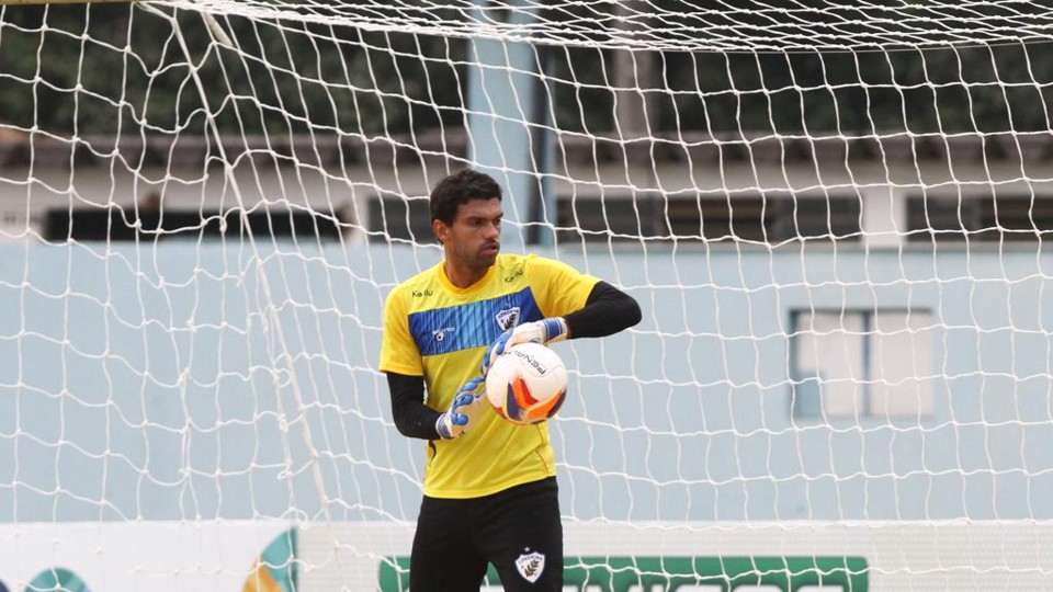 Vitor em treino do Londrina, clube que defendeu até o último dia 10. | Gilberto Abelha/Jornal de Londrina