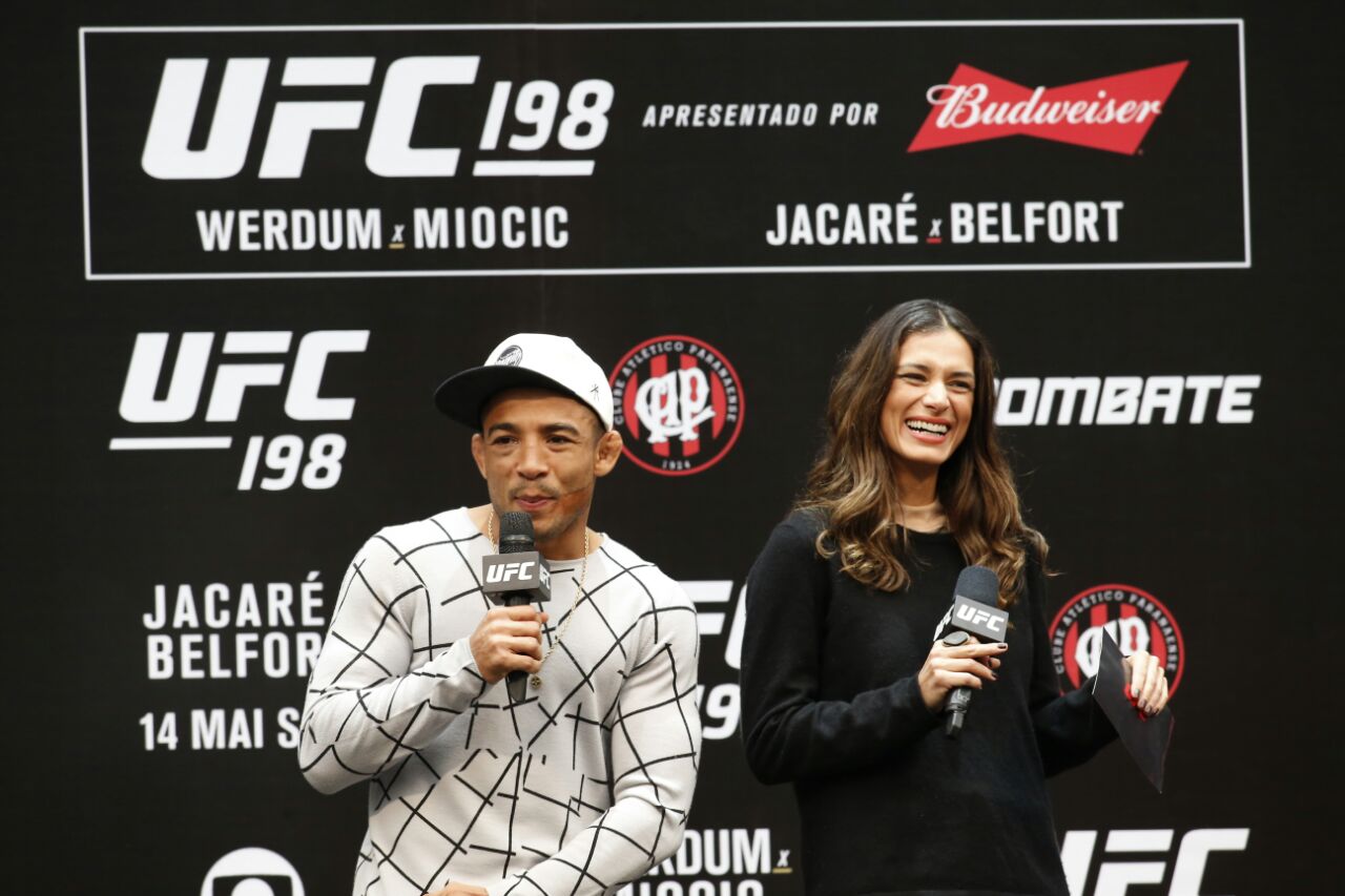 José Aldo e apresentadora da pesagem no UFC. | /Hugo Harada/Gazeta do Povo