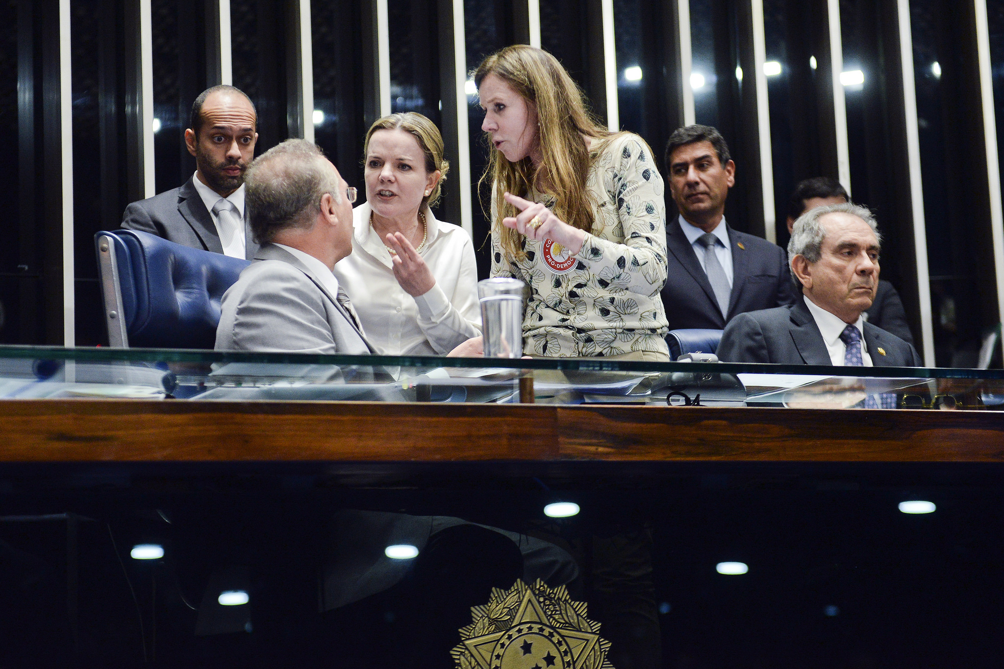Gleisi Hoffmann (PT) e Vanessa Grazziotin (PCdoB-AM) discutem com Renan Calheiros (PMDB-AL) em sessão tensa do Senado | Jefferson Rudy/Agência Senado