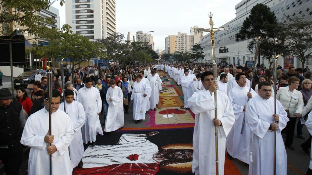 Procissão reúne cerca de 30 mil pessoas em Curitiba | Daniel Castellano/Gazeta do Povo