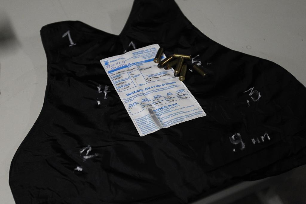 Muitos coletes recondicionados foram reprovados em teste balístico realizado no ano passado. | Jonathan Campos/Gazeta do Povo