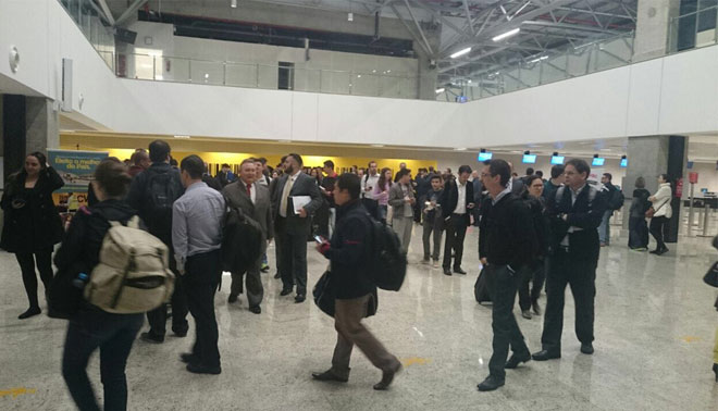 Paralisação gerou filas no aeroporto pela manhã. Apenas equipamento de raio-x funcionava | Thaís Skodowski/Tribuna do Paraná