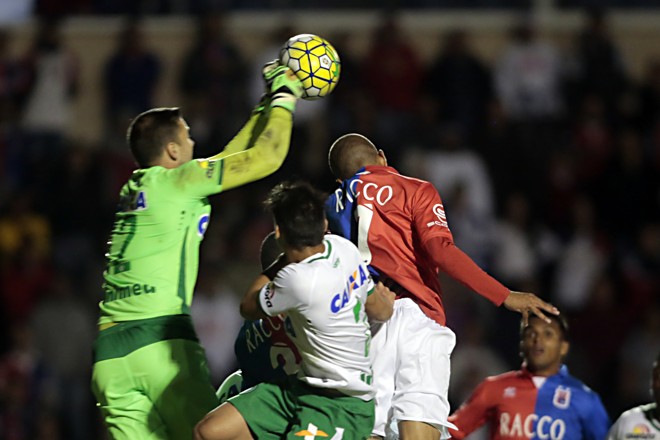 Goleiro Marcelo, da Chapecoense, dá um soco na bola após cruzamento na área. | Albari Rosa/Gazeta do Povo
