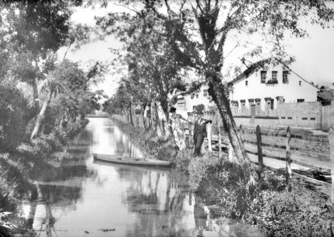O Passeio era circundado por um canal protetor, na imagem o temos ao lado da atual Rua Carlos Cavalcanti. Foto feita em 1905 por Carlos Hauer | Cid Destefani/Acervo