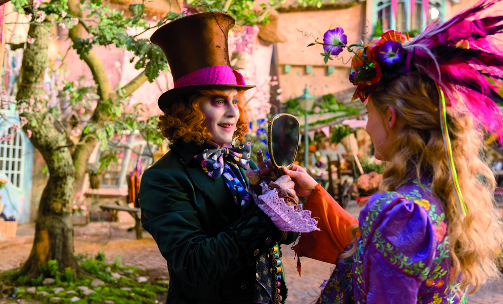 Johnny Depp, como o Chapeleiro Maluco, e Mia Wasikowska, como a protagonista, retomam em “Alice Através do Espelho” os papéis do primeiro filme,
