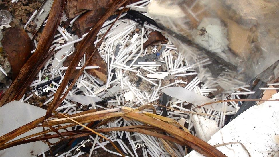 Depósito clandestino nos arredores de Hong Kong com vários tubos com mercúrio de monitores de televisão LCD dispostos da pior maneira possível. Situação se repete em outras regiões que estão recebendo o lixo eletrõnico dos EUA. | MIT Senseable City Lab/Divulgação