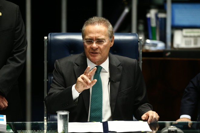 O presidente do Senado, Renan Calheiros (PMDB-AL), abre a sessão no plenário que votará o pedido de instauração do processo de impeachment da presidente Dilma Rousseff. | Wilton Junior/ESTADÃO CONTEÚDO