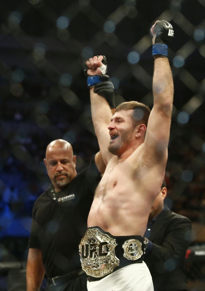 O americano Stipe Miocic comemora com o cinturão após última luta da noite. | Hugo Harada/Gazeta do Povo