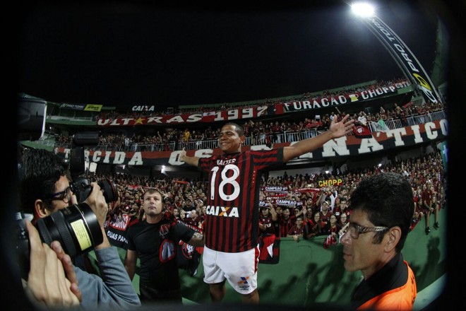 Walter comemora grande partida, que garantiu o título atleticano | Daniel Castellano/Gazeta do Povo