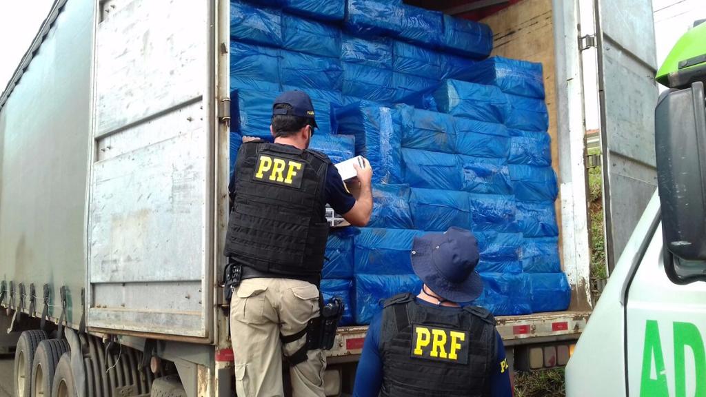 Apreensão da carga de maços de cigarros aconteceu após um acidente na BR-376, no quilômetro 7, em Maringá | Divulgação/PRF/