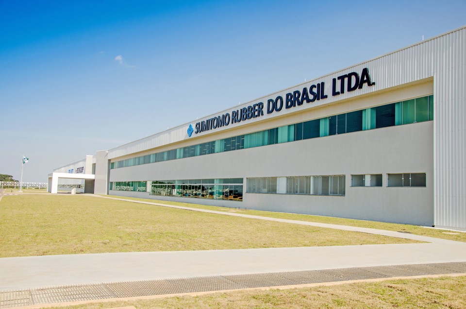Fachada da Dunlop em Fazenda Rio Grande: produção de 450 mil unidades por mês. | /