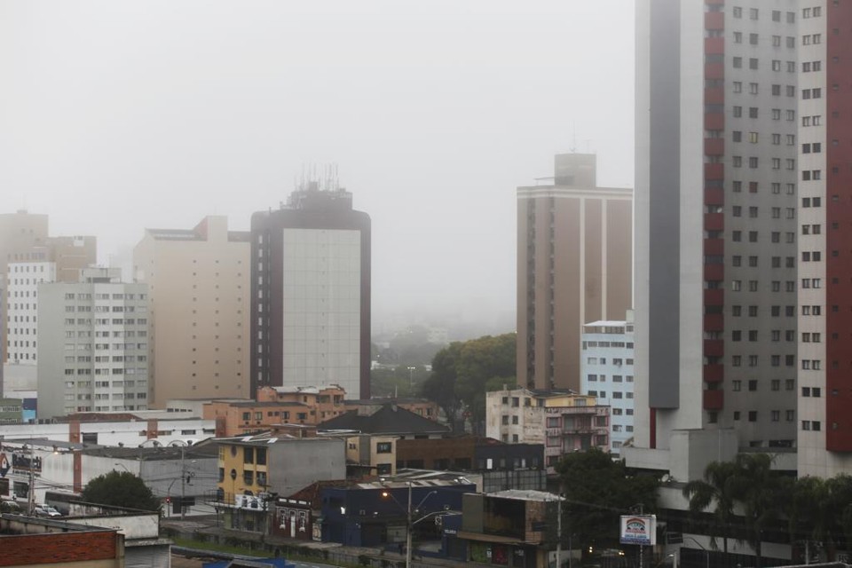Em síntese, é a Lei de Zoneamento e Uso e Ocupação do SOlo que traz, entre outras coisas, o número máximo de pavimentos, os usos permitidos (residencial, comercial, industrial, entre outros) e demais limites para construção e uso dos imóveis. | Antonio More/Arquivo/Gazeta do Povo