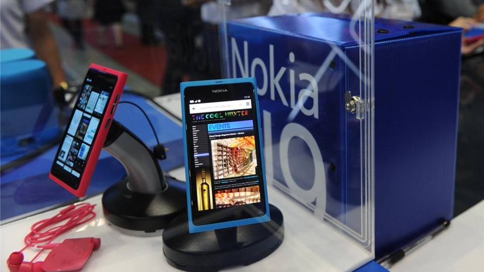 Foto de 2011 mostra o lançamento do N9, um dos últimos smartphones a serem lançados durante a época “áurea” da marca | ROSLAN RAHMAN/AFP