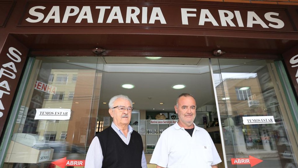 Deroci e Rogério Farias não têm do que reclamar. Mesmo com a recessão, a sapataria funciona em plena capacidade. | Ivonaldo Alexandre/Gazeta do Povo