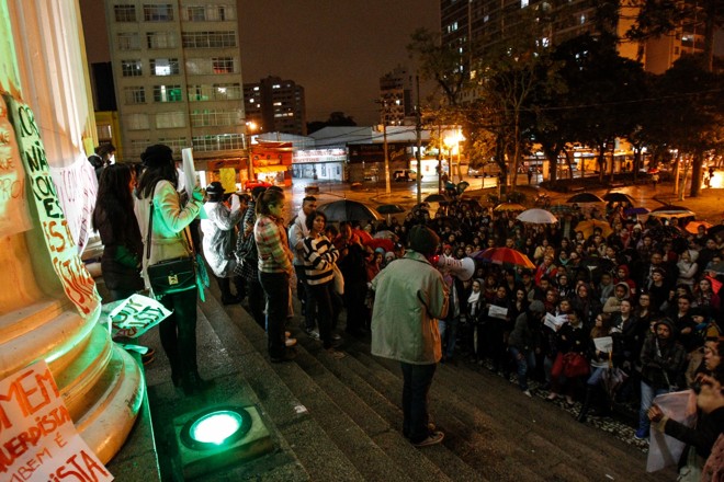 Coletivos feministas da capital paranaense protestaram em reação ao estupro coletivo que ocorreu em uma favela carioca/ | Daniel CastellanoGazeta do Povo