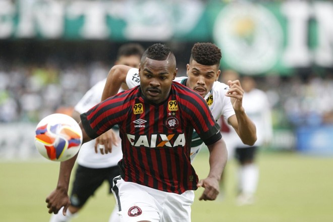 Nikão avança e ganha na corrida do zagueiro Juninho, do Coritiba, em bom lance de ataque atleticano | Marcelo Andrade/Gazeta do Povo