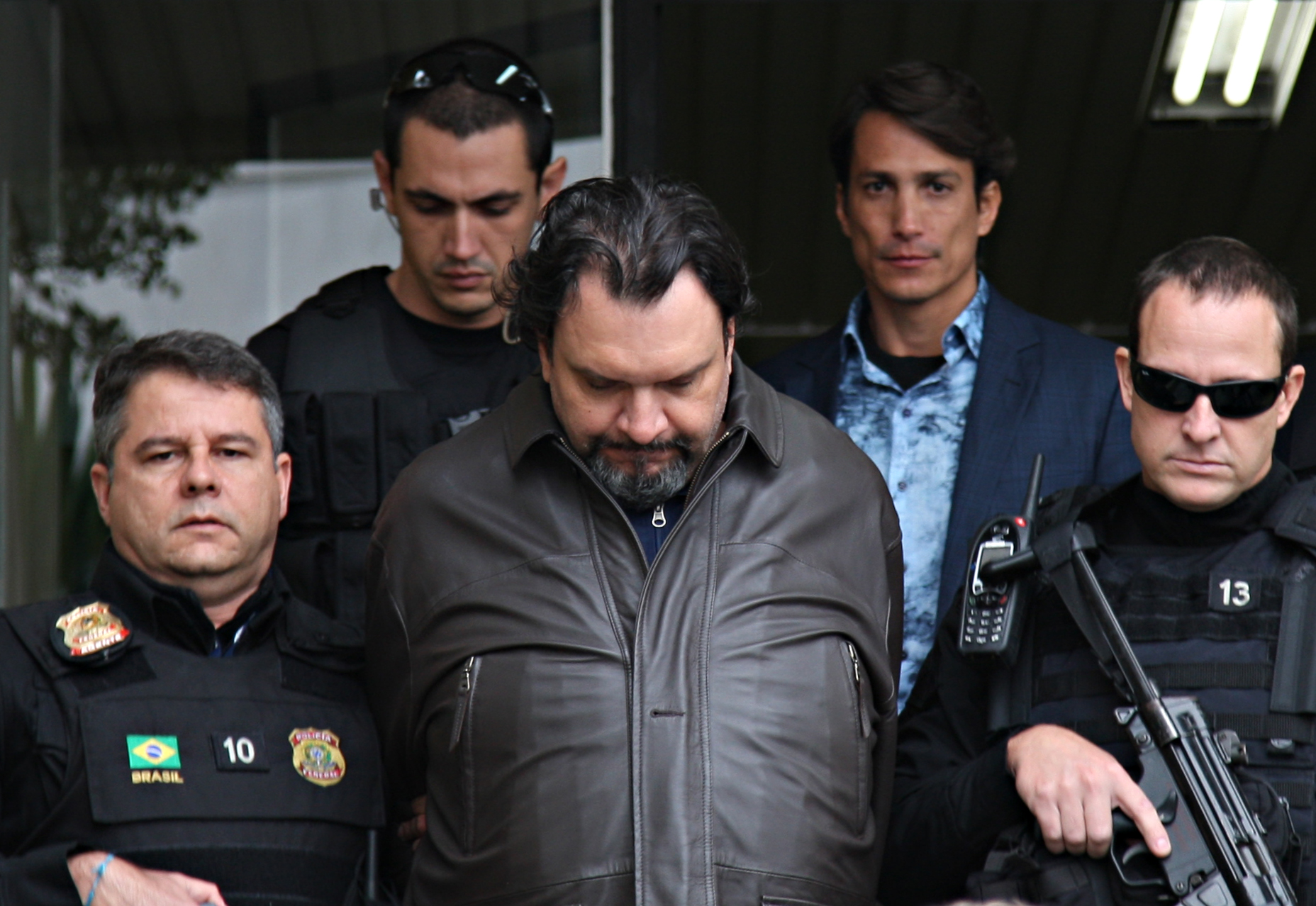 Eduardo Aparecido de Meira (com cavanhaque) e Flávio Henrique de Oliveira Macedo (de camisa azul): detidos na 30.ª fase da Lava Jato fazem exame no IML. | Aniele Nascimento/Gazeta do Povo