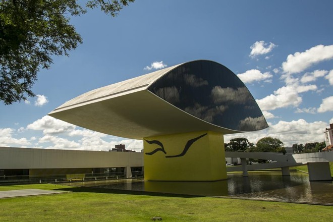 Passeio tem parada extra no Museu Oscar Niemeyer, onde estão obras de arte recolhidas durante a força-tarefa. | Marcelo Andrade/Gazeta do Povo