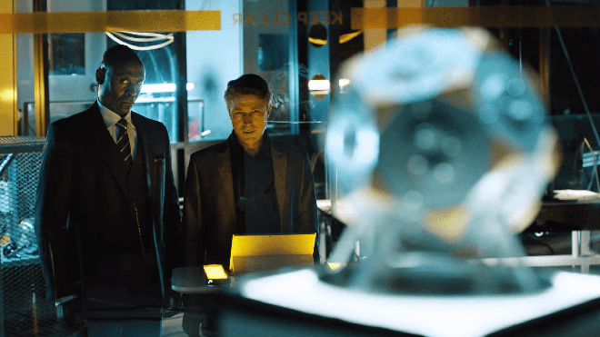 Aiden Gillen (à direita), o Petyr Baelish de Game of Thrones, no papel de Paul Serene no game “Quantum Break” | Divulgação/