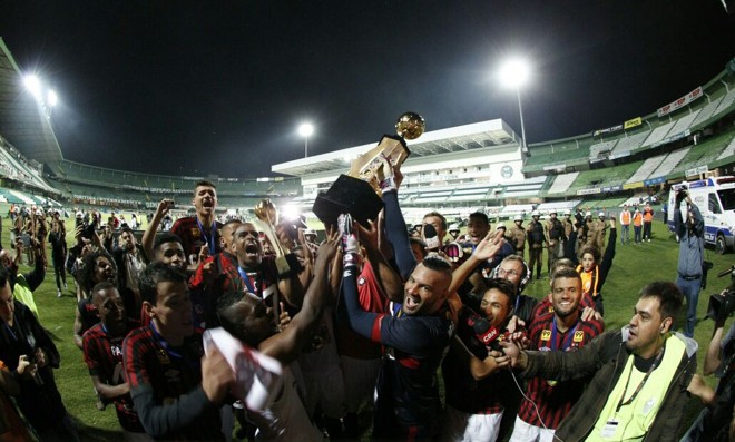 Jogadores fazem a festa com a taça após conquista do Paranaense na casa do arquirrival Coritiba | Daniel CastellanoGazeta do Povo