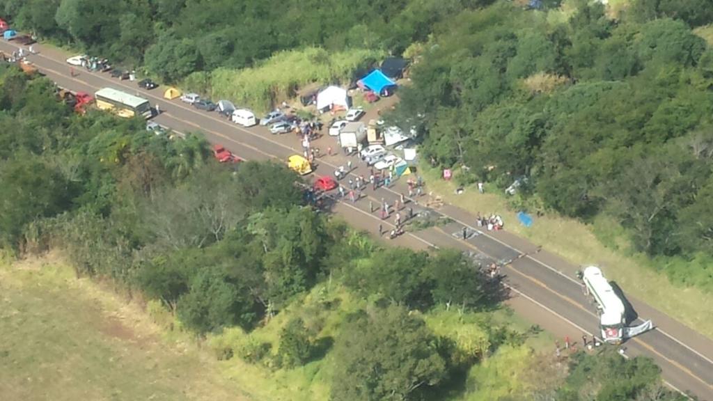 Integrantes do MST ocuparam a BR-277 em Nova Laranjeiras desde a noite de quarta-feira (18) | Divulgação/PRF