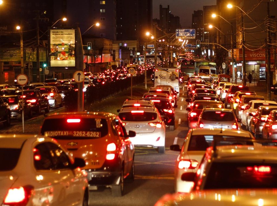 Metrô é modal estratégico para desafogar o trânsito em Curitiba. A espera, porém, acontece desde 2003, quando o projeto foi aprovado. | Daniel Castellano/Gazeta do Povo