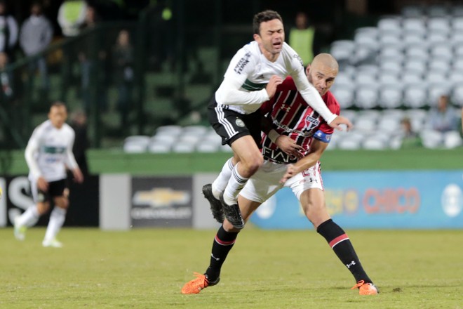 Mas é brecado pelo zagueiro paulista Maicon. | Albari Rosa/Gazeta do Povo