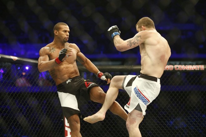 Thiago Marreta na luta com Nate Marquardt | Hugo Harada/Gazeta do Povo