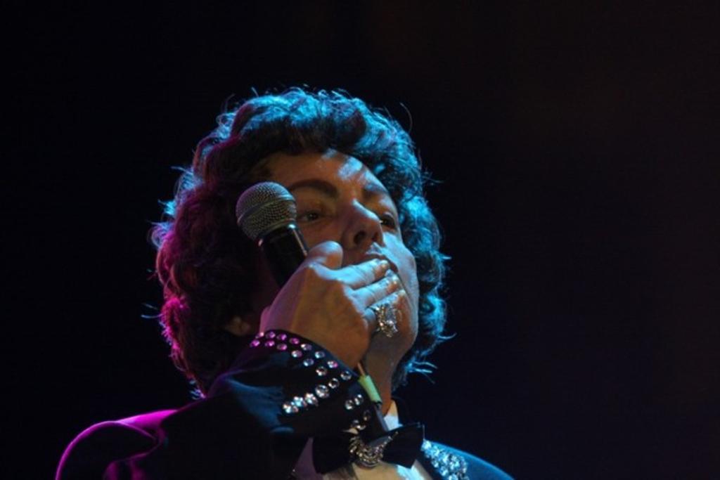 Cauby saúda o “povo simpático” de Curitiba em seu último grande show na cidade. | Marcelo Andrade/Gazeta do Povo