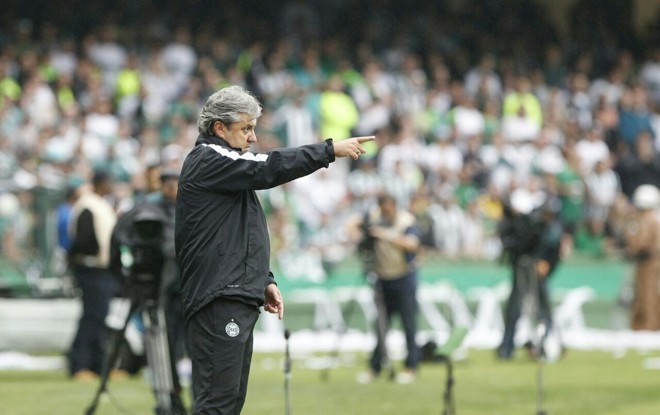 Técnico Gilson Kleina orienta equipe coxa-branca na missão que já começava complicada: reverter o bom placar conquistado pelo Atlético no primeiro jogo | Daniel Castellano/Gazeta do Povo