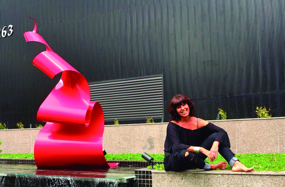 A artista plástica Janete Mehl é a autora da escultura de aço inoxidável, de quatro metros de altura, instalada na fachada do recém-inaugurado edifício sede da FAE Business School, na Avenida Visconde de Guarapuava. | Eliandro Oliveira