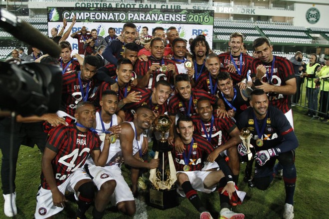 Jogadores fazem a festa com a taça após conquista do Paranaense na casa do arquirrival Coritiba | Daniel Castellano/Gazeta do Povo