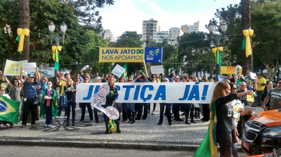 Grupo aguarda a chegada do juiz Sérgio Moro na praça Santos Andrade. | Joana Neitsch/Gazeta do Povo