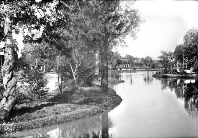 O lago com suas águas plácidas circundava a Ilha da Ilusão, onde os intelectuais curitibanos proviam suas reuniões e banquetes. Foto de 1912 de Annibal Requião | Cid Destefani/Acervo