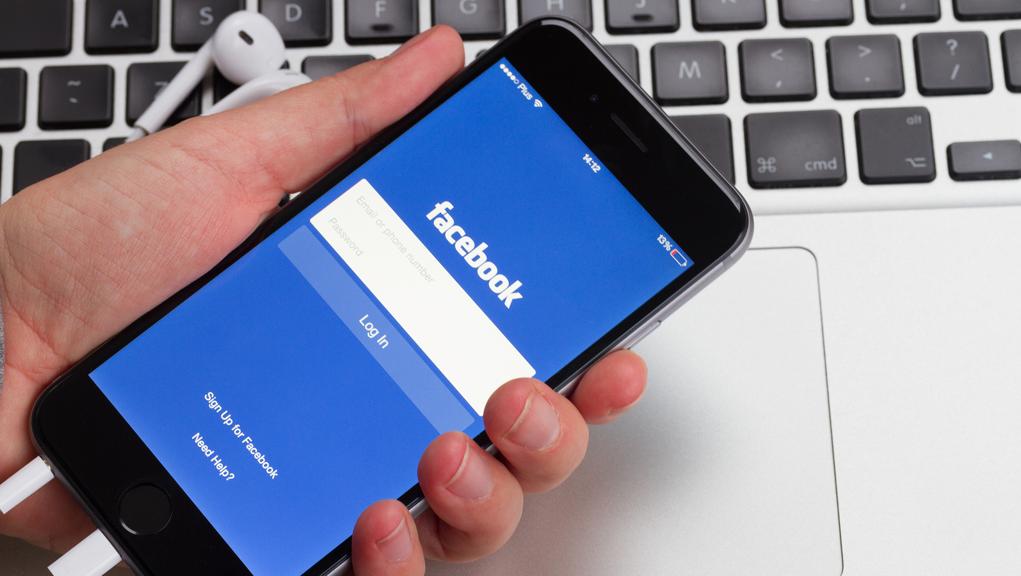 Jovem é membro de um grupo que divulga vídeos satíricos que zombam das decisões do governo. | Bigstock./Bigstock.