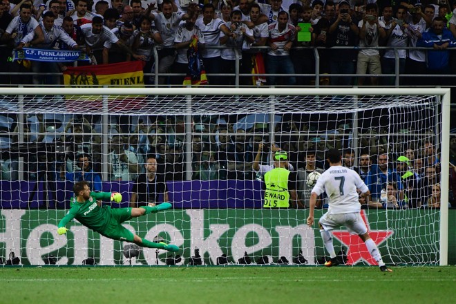 Cristiano Ronaldo bateu com firmeza a última penalidade | PIERRE-PHILIPPE MARCOU/AFP