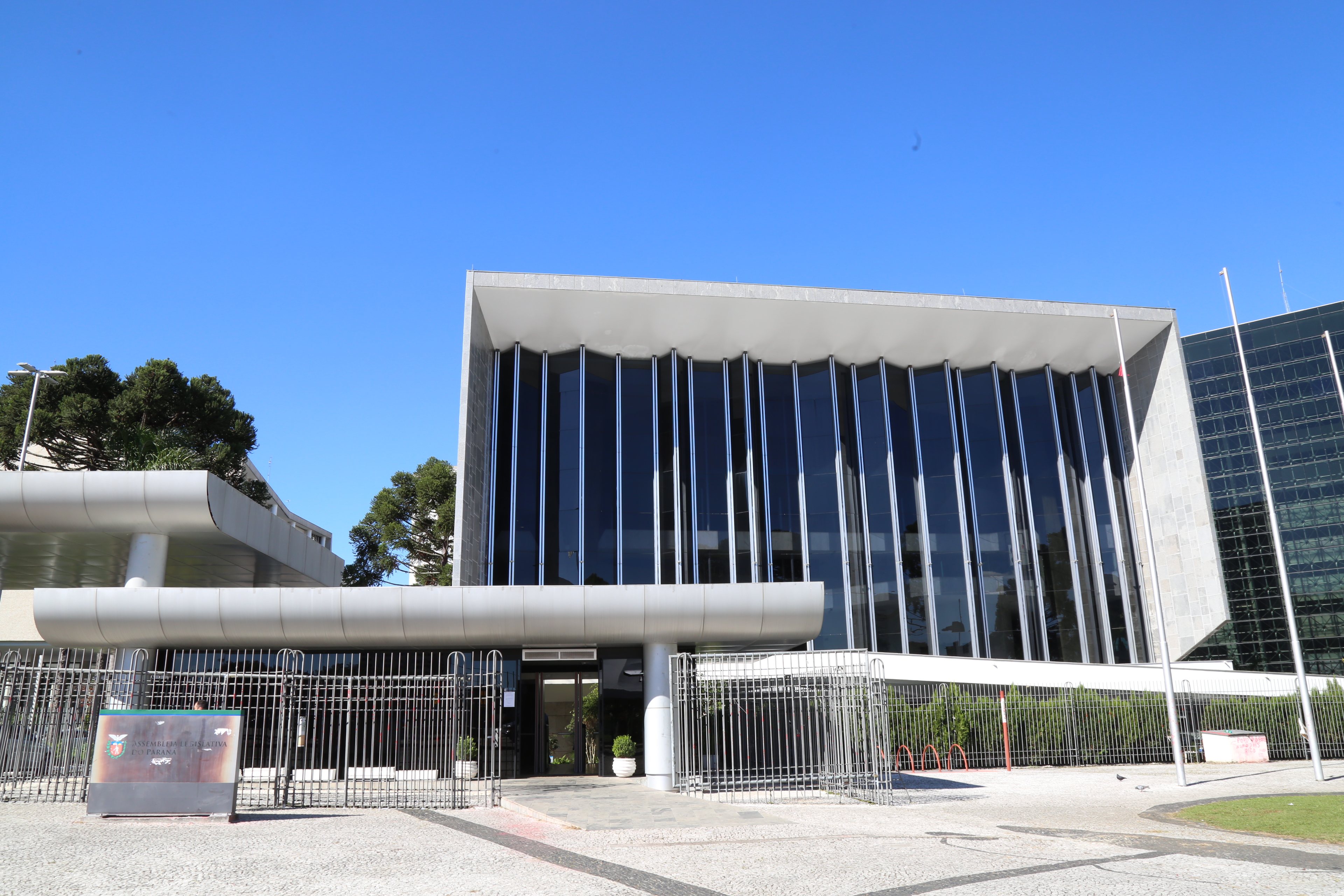 Fachada da Assembleia: governo enviou projeto no dia 4 e proposta foi aprovada rapidamente. | Ivonaldo Alexandre/Gazeta do Povo