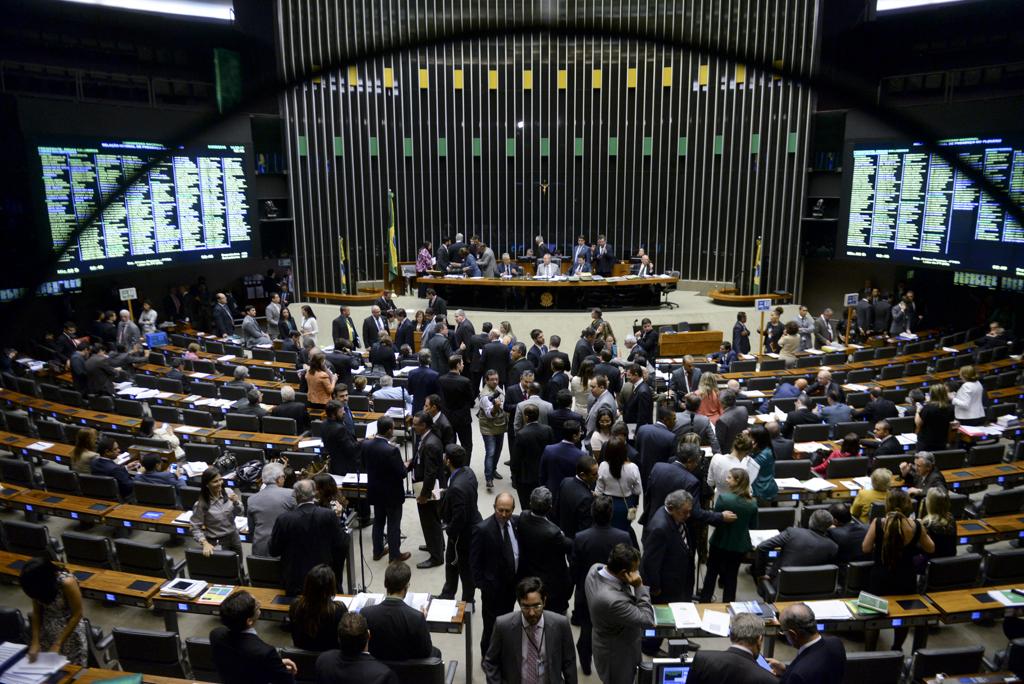Deputados e senadores dividem plenário para a votação do projeto de revisão da meta fiscal. | Jefferson Rudy/Agência Senado