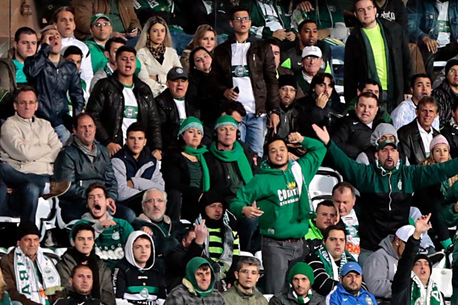 Antes de o Coritiba abrir o placar no Alto da Glória, a torcida já começava a ficar impaciente com a pressão são-paulina no segundo tempo. O gol de Alan Santos devolveu a tranquilidade ao time e levou alívio às arquibancadas. | Albari Rosa/Gazeta do Povo