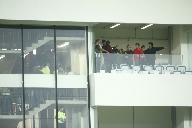 Confusão entre torcedores do Coritiba e dirigentes do Atlético. | Marcelo Andrade/Gazeta do Povo