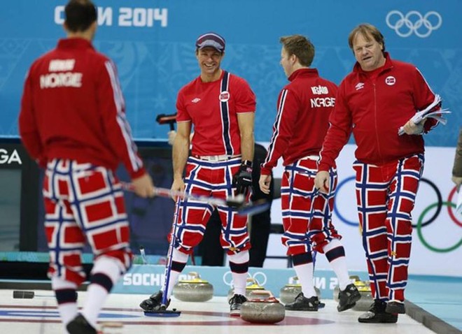 A equipe norueguesa de curling ficou famosa e lançou tendência com as calças com estampas extravagantes de seu uniforme. O time costuma utilizar calças chamativas com frequência, e uma página no Facebook foi criada para homenagear as peças do grupo. | Reprodução/Facebook The Norwegian Olympic Curling Team’s Pants
