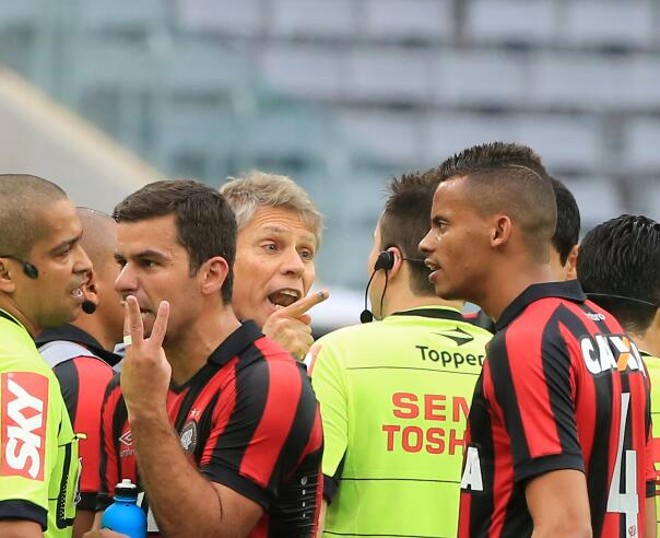 Expulso ainda no primeiro tempo, o técnico Paulo Autuori discute com o quarto árbitro: treinador reclamou muito da decisão, alegando não ter feito nada para ser excluído de campo. | Ivonaldo Alexandre/Gazeta do Povo