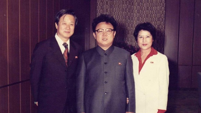 O ditador Kim Jong-il entre o diretor Shin Sang-ok e a atriz Choi Eun-hee: sequestro com fins “culturais” | /Arquivo