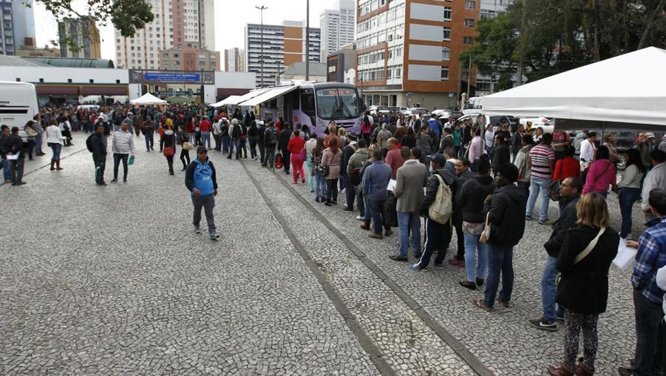 Pessoas em busca de uma oportunidade de trabalho formam uma longa fila na Praça Rui Barbosa, no centro de Curitiba. | Jonathan Campos/Gazeta do Povo
