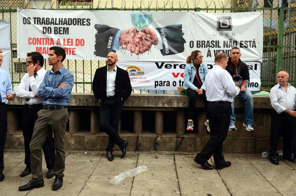 Taxistas pressionam vereadores de São Paulo para que não haja a regulamentação de serviços como o Uber na cidade. | Rovena Rosa/Agência Brasil/