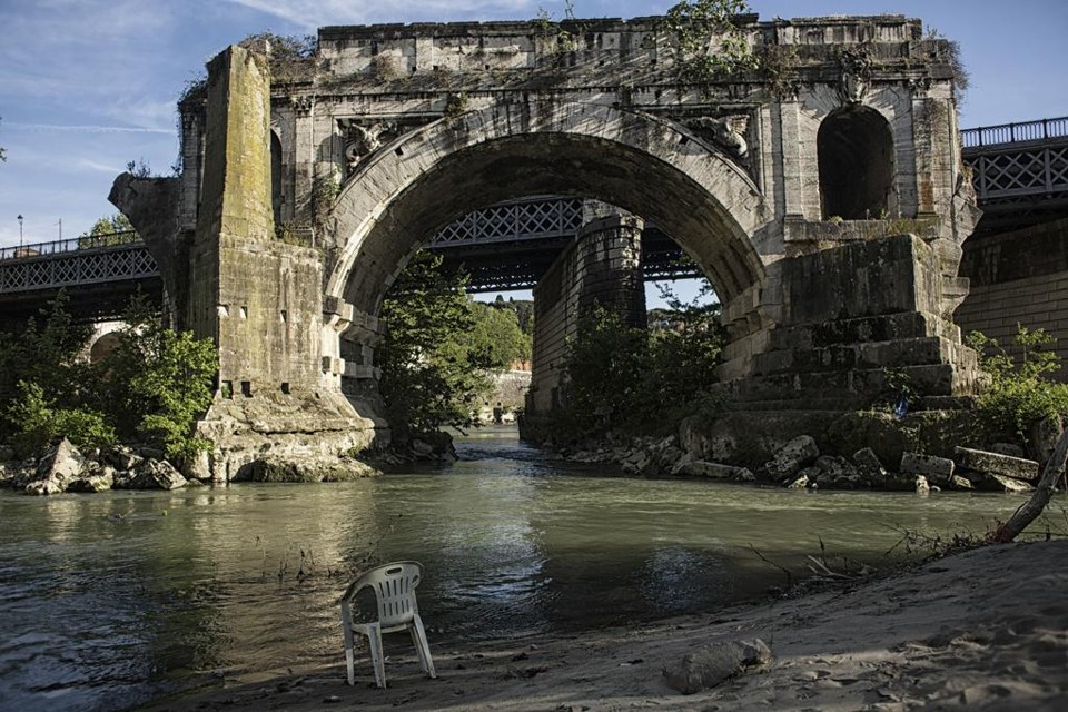 Além da poluição de suas águas, o Rio Tibre também está sofrendo com pichação nas suas margens. | NADIA SHIRA COHEN/NYT