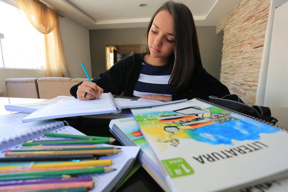 Julia Ferreira, 14 anos, foi diagnosticada com déficit de atenção. Com atendimentos psicológicos semanais, ela está indo bem na escola e já desenvolveu o hábito da leitura. | Ivonaldo Alexandre/Gazeta do Povo